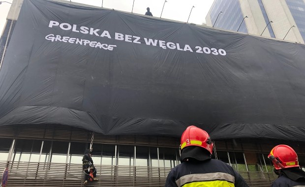 Ekolodzy z Greenpeace weszli na budynki PiS i PO
