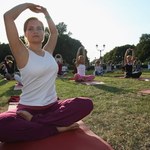 Ekologiczna joga na trawie