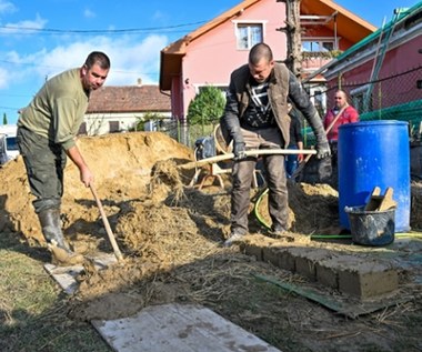 Ekologiczne domy z błota powracają na Węgry. "Przetrwają kolejne 100 lat"