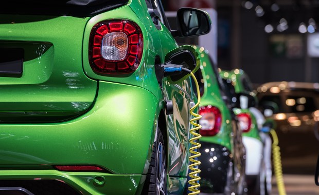 Ekologicznie ładować elektryki? Nie tam, gdzie byś chciał, nie wtedy, kiedy masz ochotę...