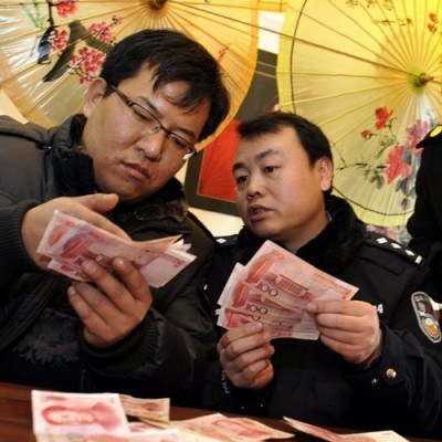 Ekonomiści wskazują chińskie juany jako walutę, która zastąpi amerykańskie dolary /AFP