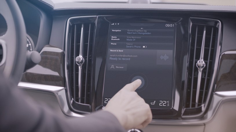 Ekran dotykowy wymaga nie tylko oderwania ręki od kierownicy, lecz także wzroku od drogi /Informacja prasowa