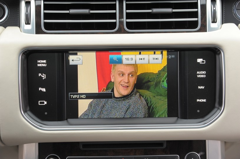 Ekran „Dual View” umożliwia pasażerowi oglądanie telewizji, a kierowcy w tym samym czasie śledzenie np. wskazań systemu nawigacji. /Motor