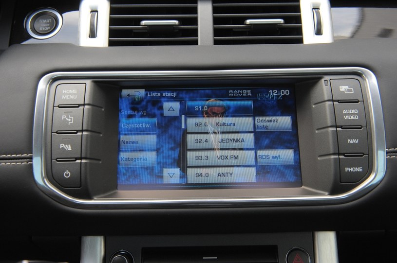 Ekran dwupłaszczyznowy: pasażer może oglądać telewizję, kierowca widzi nawigację. /Motor
