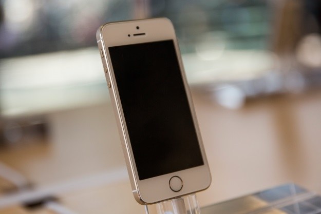 Ekran iPhone'a 5s nie ma sobie równych. Przynajmniej jeżeli chodzi o responsywność /AFP