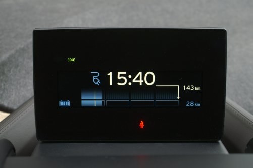 Ekran za kierownicą wskazuje, kiedy baterie zostaną w pełni naładowane (tu – o 15.40). /Motor