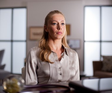 Ekranową karierę Katarzyna Warnke rozpoczynała od roli w produkcji "Lekarze", w której wcieliła się w Izę Wanat - żonę ordynatora ginekologii serialowego szpitala.

"Może to drobiazg, ale gdy gram, bardzo dużą wagę przykładam do kostiumu. Wspólnie z kostiumologiem i makijażystką wymyśliłyśmy elegancki styl Izy. I jej charakterystyczne, bardzo podkreślone usta. Kiedyś nie był mi on bliski. Ale teraz ze zdziwieniem zauważam, że sporo od niej przejmuję. Pewnego dnia szykując się przed randką, stwierdziłam, że wyglądam jak Iza Wanat! Jestem od niej bardziej sentymentalna, wrażliwsza. Przyznam jednak, że to bardzo komfortowe być w jej skórze. Ta kobieta wie, czego chce. Jest racjonalna, konsekwentna i mocno stoi na ziemi. Podbija świat. Jest dobrą inspiracją" - aktorka zwierzała się w rozmowie z PAP Life.