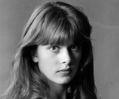 Ekranowym debiutem Nastassji Kinski był występ w filmie Wima Wendersa "Fałszywy ruch". Mimo iż dziewczyna miała zaledwie 13 lat, została pokazana na ekranie topless. Rok później oglądaliśmy ją w brytyjskim horrorze "Córka dla diabła", którego premiera miała miejsce tuż po 15. urodzinach początkującej aktorki. Nie przeszkodziło to reżyserowi Peterowi Sykesowi całkowicie rozebrać przed kamerą początkującej aktorki. "Gdybym miała (przy sobie) kogoś, kto by mnie chronił, lub gdybym czuła się bardziej pewna siebie, nigdy nie zaakceptowałabym pewnych rzeczy" - zwierzała się w rozmowie z magazynem "W".

Spory rozgłos przyniosła jej jednak dopiero rola we włoskim filmie "Bądź, jaka jesteś" (1978), w którym partnerowała na ekranie wielkiemu Marcello Mastroianniemu. Nie obyło się oczywiście bez rozbieranych scen. Magazyn "Time" chwalił 17-latkę za równoczesne bycie "autentycznie seksowną i uduchowioną". Aktorka już trzy lata po premierze filmu krytycznie oceniała całą produkcję w rozmowie z magazynem "People". "Byłam po prostu młodą dziewczyną we Włoszech. To było głupie". Dwie dekady później była bardziej dosadna: "Ujmijmy to tak: gdyby to była moja córka, nie pozwoliłabym na to".