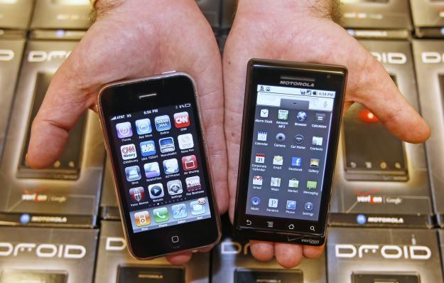 Ekrany dotykowe smartfonów mogą być wykorzystane przez cyberprzestępców /AFP