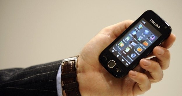 Ekrany pojemnościowe montowane będą w ok. 40-50 proc. telefonów produkowanych w 2011 roku /AFP