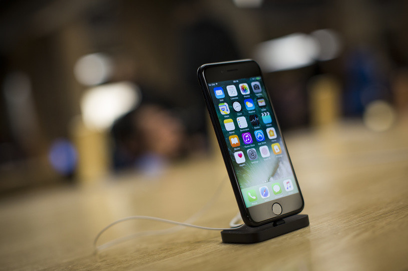Ekrany w urządzeniach Apple będą jeszcze bardziej odporne? /AFP