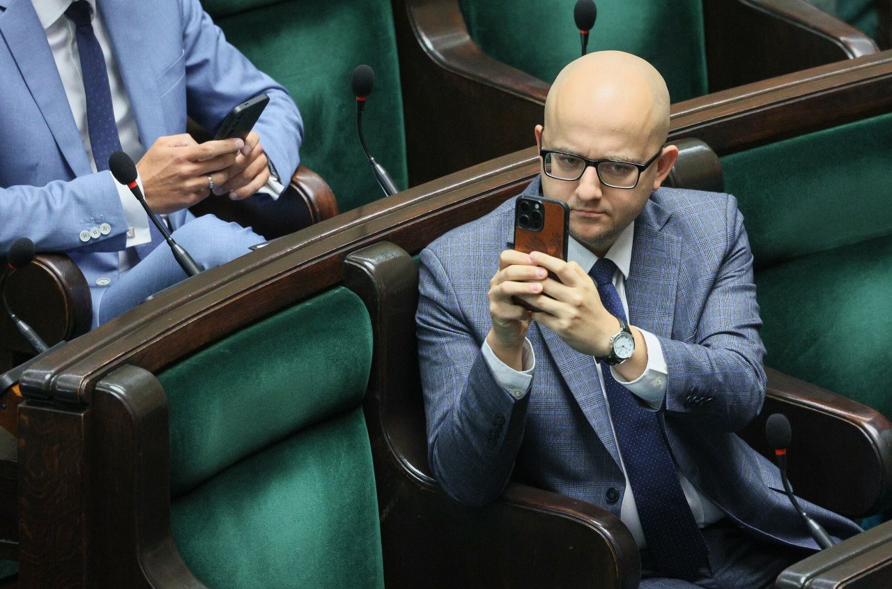 ​Ekscesy w restauracji poselskiej. Alkohol, prowokacyjne przyśpiewki i awantury