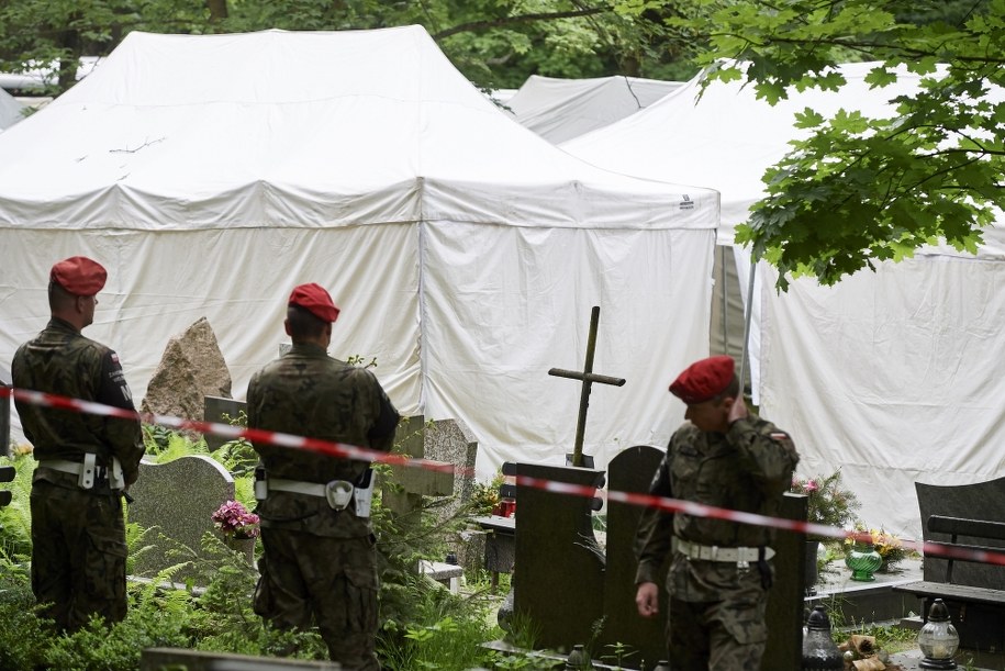 Ekshumacja na cmentarzu "Srebrzysko" w Gdańsku / 	Adam Warżawa    /PAP