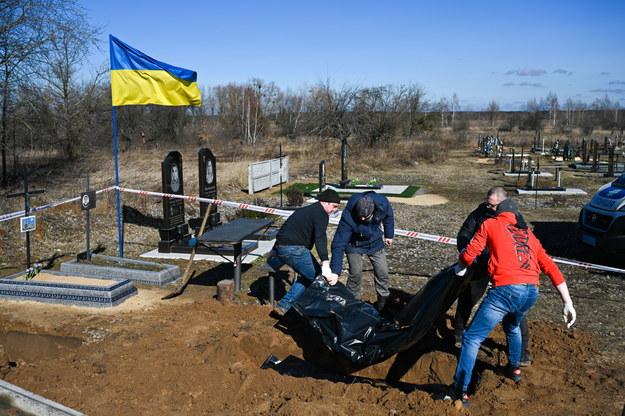 Ekshumacja odnalezionych zwłok cywilów w Borodziance w obwodzie kijowskim na zdjęciu z 2 marca br. /Viacheslav Ratynskyi /PAP
