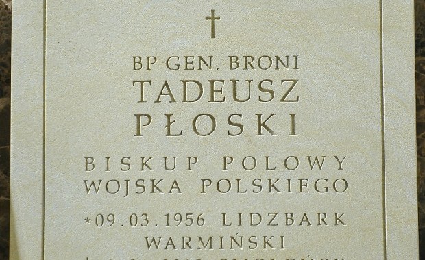Ekshumacja ofiary katastrofy smoleńskiej. Wydobyto szczątki z grobu bp Płoskiego