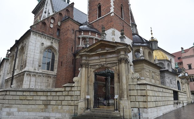 Ekshumacja pary prezydenckiej czwartą po wojnie ekshumacją na Wawelu