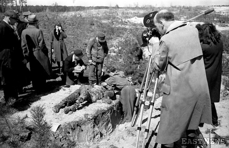 Ekshumacje na miejscu niemieckich zbrodni w Palmirach - po zakończeniu okupacji /Archiwum Szczecińskich /East News