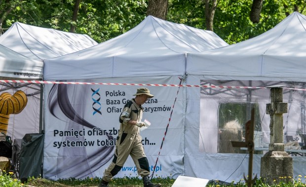 Ekshumacje w Puźnikach. Znaleziono fragmenty szkieletów 42 osób, w tym dzieci