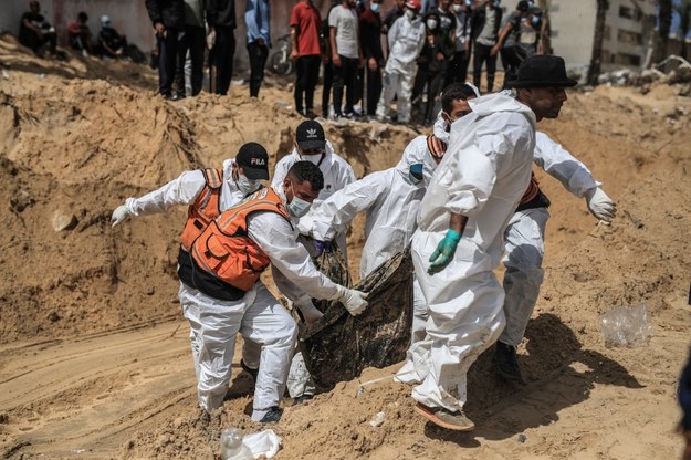 Ekshumacje z grobów przy szpitalu Nasser w miejscowości Chan Junis /AA/ABACA /East News
