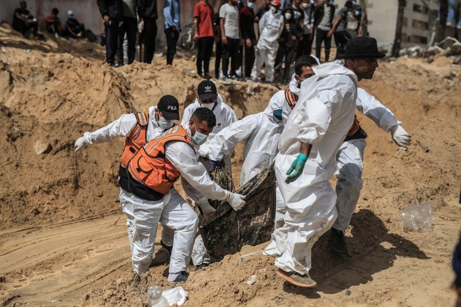 Ekshumacje z grobów przy szpitalu Nasser w miejscowości Chan Junis /AA/ABACA /East News