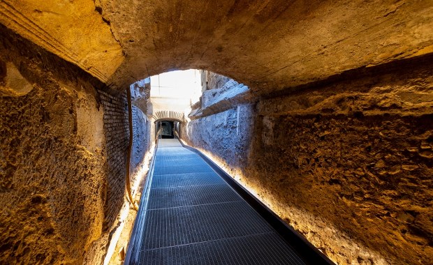 "Ekskluzywne i chronione przejście". Sekretny tunel otwarty