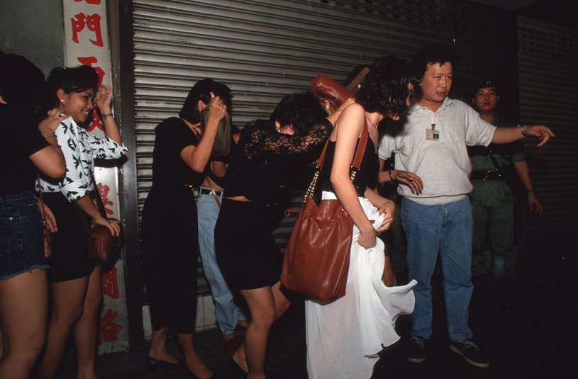 Eksmisja ludności z Kowloon trwała prawie 10 lat. Na zdjęciu: nalot policji na nielegalny dom publiczny w 1991 /Gerhard Joren/LightRocket /Getty Images