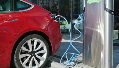 Eksperci: Auta elektryczne będą znacznie tańsze, ale jednorazowe