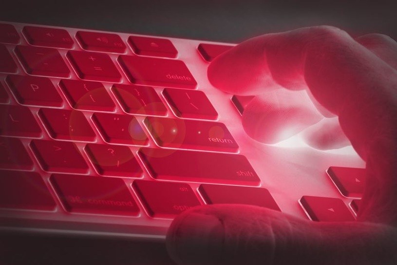 Eksperci biją na alarm - okres urlopowy sprzyja atakom cyberprzestępców /123RF/PICSEL