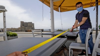 Eksperci: Dwa metry dystansu społecznego nie powstrzymają koronawirusa