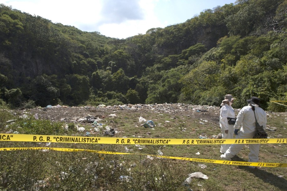 Eksperci medycyny sądowej na wysypisku, gdzie prawdopodobnie spalono ciała 43 studentów (zdjęcie z 28 października 2014) /Rebecca Blackwell /PAP/EPA