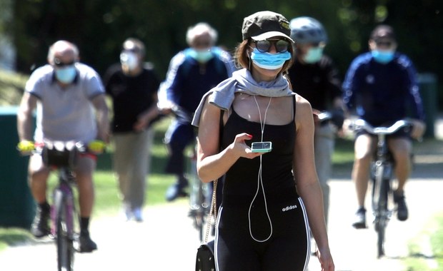 Eksperci: Na dworze trudniej o zakażenie koronawirusem. W pomieszczeniu zagrożenie zwiększa klimatyzacja