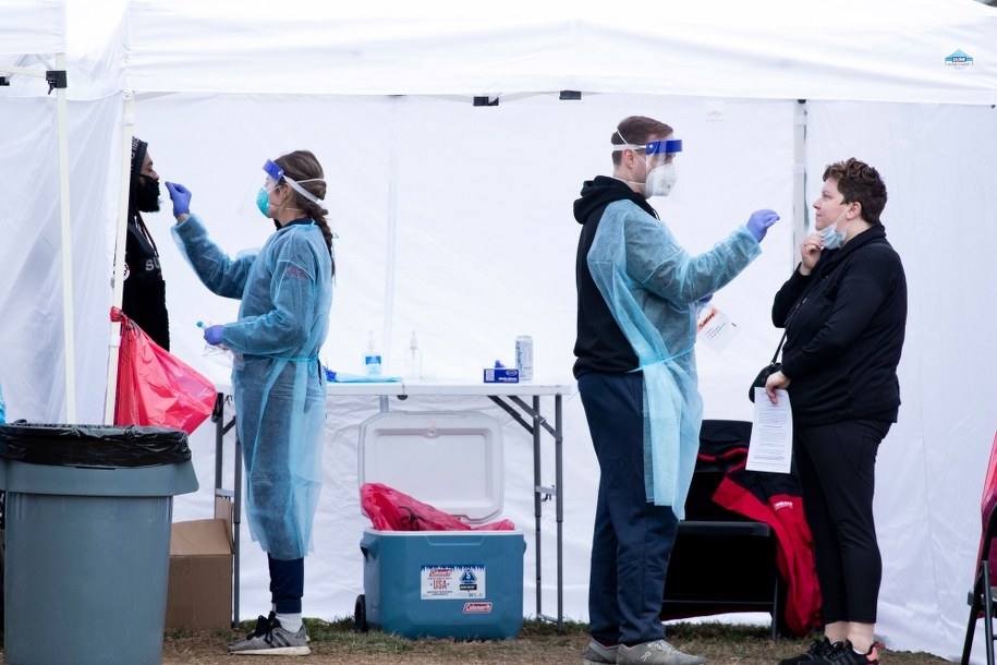 Eksperci: nadchodzi „przerażająca faza pandemii" z powodu niewystarczającego wyszczepienia /MICHAEL REYNOLDS    /PAP/EPA