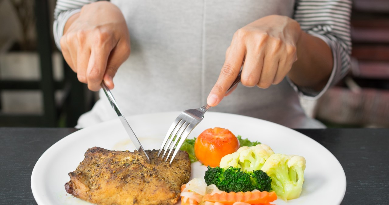 Eksperci od kolorów uważają, że jedzenie obiadu na białym talerzu nie jest dobrym pomysłem /Pixel