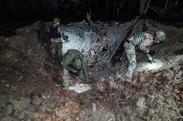 Eksperci od materiałów wybuchowych szukają fragmentów po bombie na jednej z ulic Charkowa /PAP/Mykola Kalyeniak /PAP