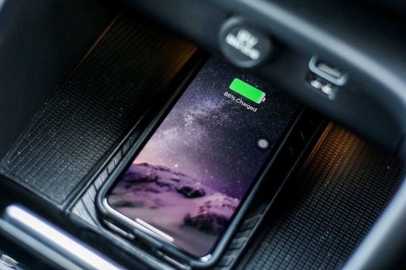Eksperci ostrzegają: ładowarki w BMW i Toyotach mogą uszkadzać iPhone'y