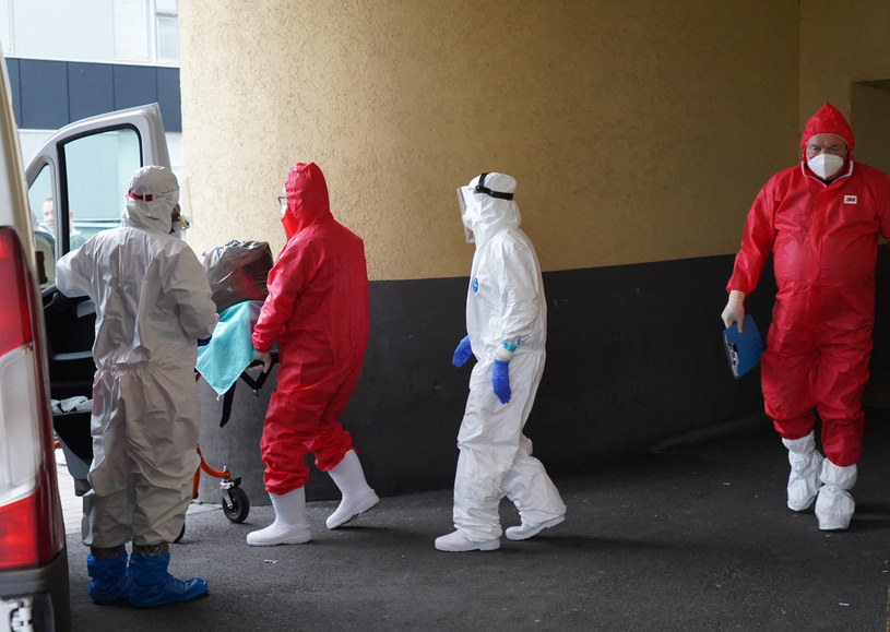 Eksperci ostrzegają przed kolejną falą pandemii /Janek Skarżyński /AFP