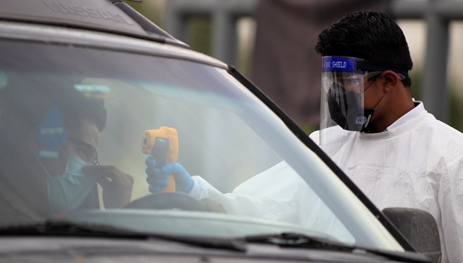 Eksperci podkreślają, że wirus SARS CoV-2 nieoczekiwanie rozprzestrzenia się szybko wśród ludzi młodych. /LUIS TORRES /PAP/EPA