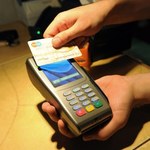 Eksperci: Polacy pokochali płacenie kartą i smartfonem