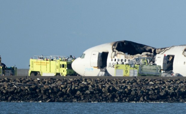 Eksperci pracują na miejscu katastrofy samolotu w San Francisco