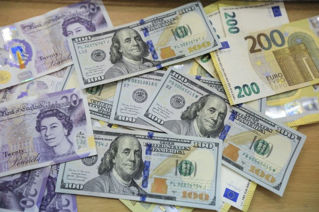 Eksperci prognozują, że już niebawem na rynku walut możemy mieć do czynienia z z sytuacją, gdy kurs dolara, euro, franka i funta spotkają się w okolicach 5 złotych. /DANIEL IRUNGU  /PAP/EPA