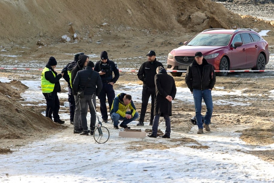 Eksperci prowadzą działania na terenie żwirowni w miejscowości Młyny k. Buska-Zdroju, /Adam Kumorowicz /PAP