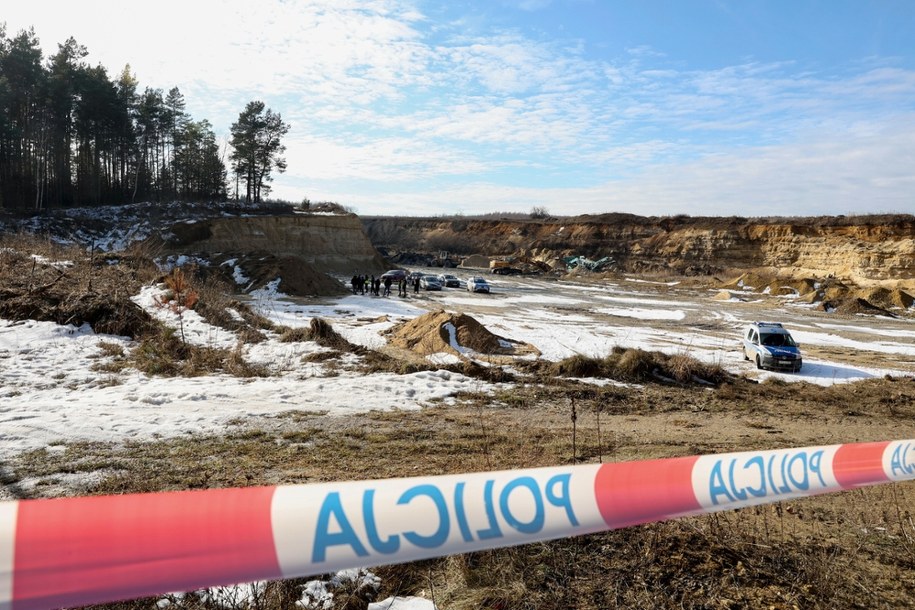 Eksperci prowadzą działania na terenie żwirowni w miejscowości Młyny k. Buska-Zdroju. /Adam Kumorowicz /PAP