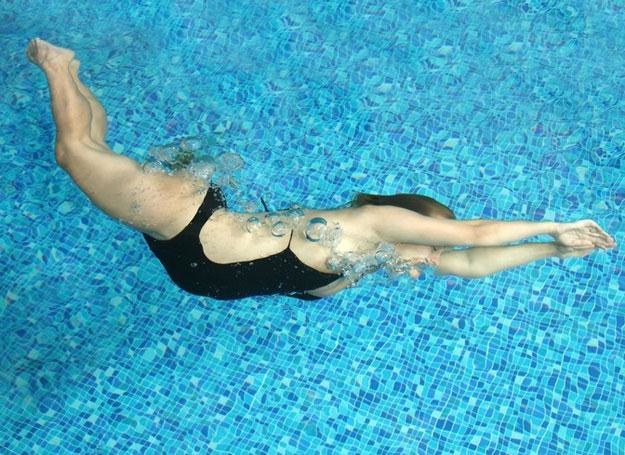 Eksperci przekonują, że pływanie jest jedną z najbardziej wskazanych form aktywności w ciąży /&copy; Panthermedia