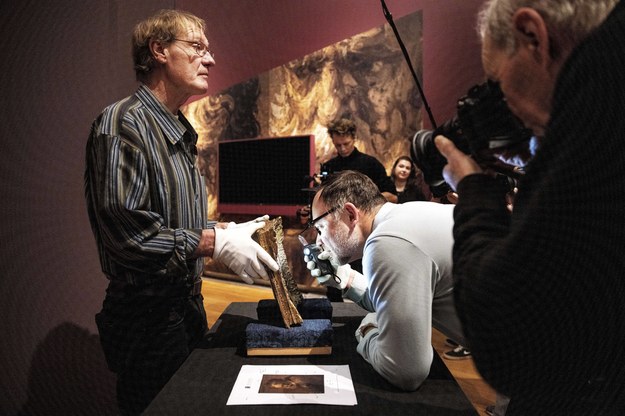 Eksperci przyglądają się jednemu z obrazów Rembrandta /RAMON VAN FLYMEN  /PAP/EPA