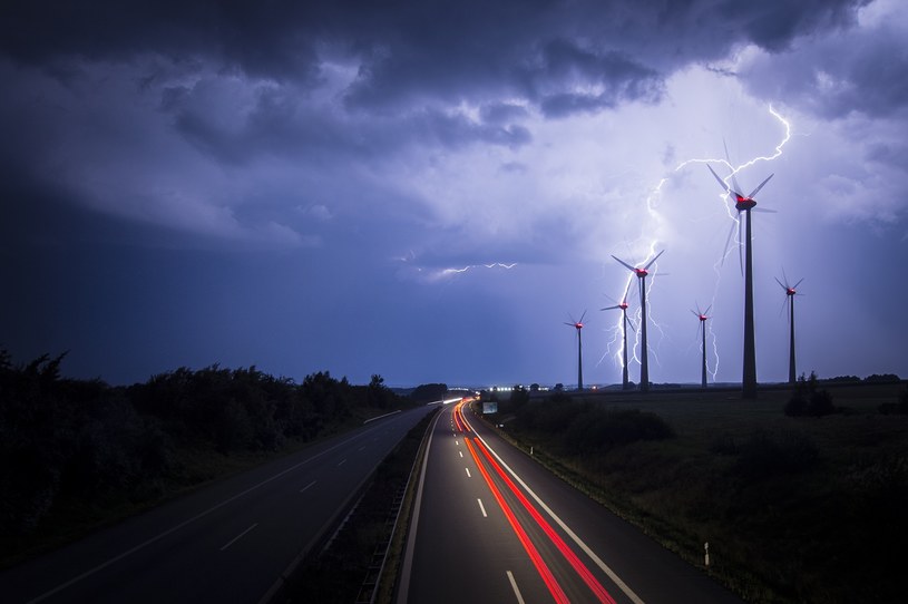 Eksperci PSEW i Instytutu Jagiellońskiego obliczyli, że turbiny wiatrowe przyniosły znaczące oszczędności dla Polaków jeśli chodzi o rachunki za prąd /Florian Gaertner   /Getty Images