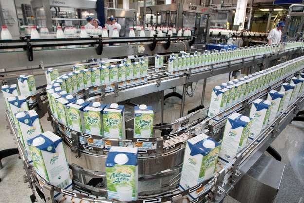 Eksperci spodziewają się w 2012 r. znacznego spadku cen produktów mleczarskich na światowym rynku /AFP