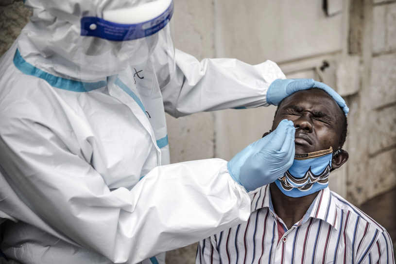 Eksperci WHO: Koronawirus może zabić do 190 tysięcy ludzi w Afryce. Na zdjęciu testy na COVID-19 w Kenii /LUIS TATO /AFP