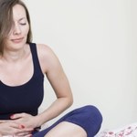 Eksperci: wzdęcia, bóle brzucha mogą być objawem raka jajnika