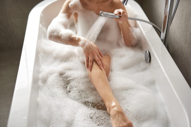 Eksperci zwrócili uwagę, że długie kąpiele mogą mieć negatywny wpływ na skórę /123RF/PICSEL