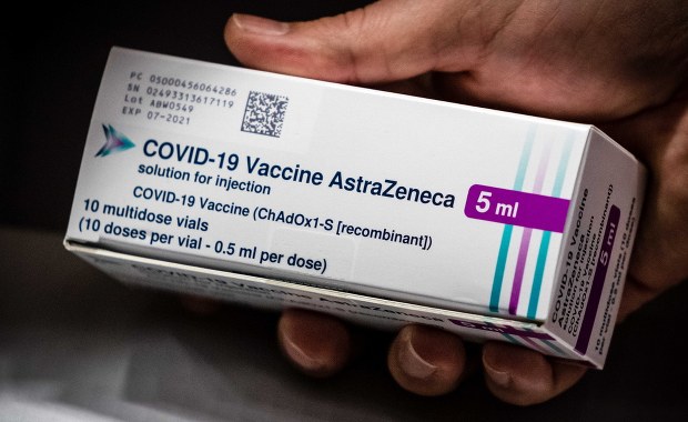 Ekspert EMA: Coraz trudniej mówić, że nie ma związku między AstrąZeneką a zakrzepami